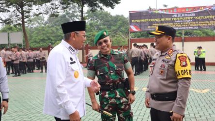 Kapolres Bersama dengan Walikota Tangsel usai menggelar kegiatan apel Operasi Ketupat Jaya di Markas Polres Tangsel, Rabu (3/4).(dra)