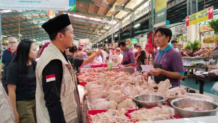 Kementerian Agama (Kemenag) Kota Tangerang Selatan (Tangsel), melakukan sosialisasi sertifikasi halal di Pasar Modern BSD, Serpong, Senin (15/4).(dra)
