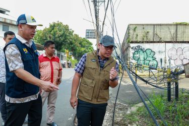 Wakil Walikota Tangsel Pilar Saga Ichsan melakukan pengecekan kabel di beberapa titik jalan yang akan dirapihkan, Kamis(18/4).(irm)
