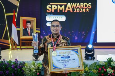 Pemkot Tangsel menerima penghargaan juara 2 SPM AWARD dari Kementerian Dalam Negeri.(irm)