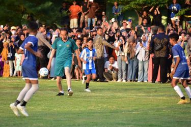 Presiden Jokowi saat main sepakbola di Gorontalo. Foto : Setpres