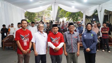 (Kiri-Kanan) Ketua Pelaksana Anggi Arisandi, Ketua PMI Kota Tangerang Oman Jumansyah, Pj Wali Kota Tangerang Nurdin, Mubaligh Ahmadiyah Mln Hafizurahman Danang, dan dokter spesialis penyakit dalam Hj Vievien Maryam foto bersama.(ist)