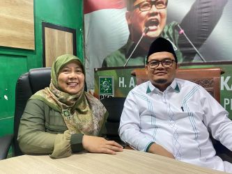 Ketua DPC PKB Tangsel, Muthmainnah (kiri) dan Ketua Deks Pilkada PKB Tangael, Sudiar (kanan) usai gelar rapat pleno penjaringan PKB Tangael, Minggu (21/4).(dra)