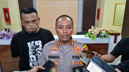 Kapolres Pandeglang, AKBP Oki Bagus Setiaji, dalam konferensi pers di Mapolres Pandeglang, Selasa (2/4) malam.(ISTIMEWA)