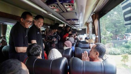Pelanggan setia Telkomsel dan IndiHome mendapat kesempatan mudik gratis ke kota-kota tujuannya melalui program Mudik Hepi Telkomsel Poin, Jakarta, Jumat (5/4/2024). (Ist)