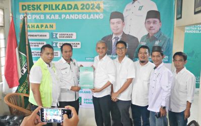 Agus R. Wisas, Tim LO Diana Jayabaya mengambil berkas pendaftaran bakal calon bupati/wakil bupati, di Kantor DPC PKB Pandeglang, Rabu (24/4/2024).(Ari Supriadi-Tangsel Pos)
