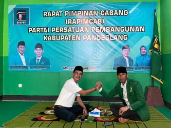 Uday Suhada (kiri) berjabat tangan dengan Ketua DPC PPP Pandeglang, E. Supriadi.(Istimewa)