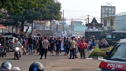 Polisi siaga di lokasi unjuk rasa soal wacana penutupan Jalan Raya Puspiptek, Selasa (23/04/2024). (tangselpos.id/lim)