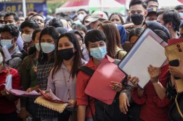 Gen Z sedang antri di Bursa Loker. Foto : Ist