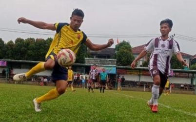 Pemain All Star Diklat, Ciay melancarkan tendangan.(ist).