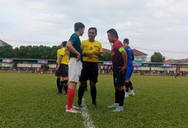 Wasit Bima bersiap melakukan pengundian koin di hadapan kapten Adiba dan kapten Agam Turkiye.(ist).