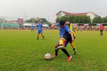 Pemain Ayam Sakit FC, Aldi Al Achya (biru) berduel dengan pemain Rengas Muda.(ist).