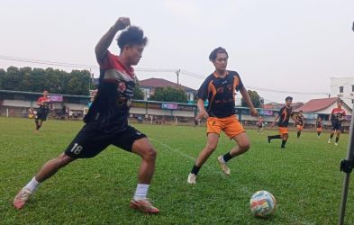 Duel talenta muda terjadi saat LPM melawan Sangkustik FC.(ist).