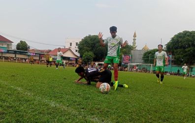Pemain Tusuk Sate jatuh bangun berduel dengan pemain Nayla FC.(ist).