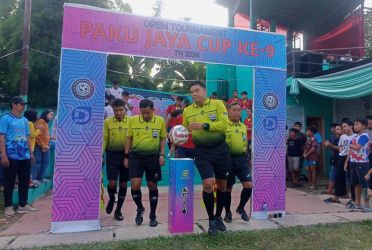 Perangkat pertandingan bersiap melangsungkan laga antara Zea FC vs Family 7.(ist).