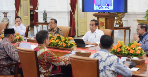 Presiden Jokowi rapat membahas Gunung Ruang bersama para Menteri. Foto : Setpres