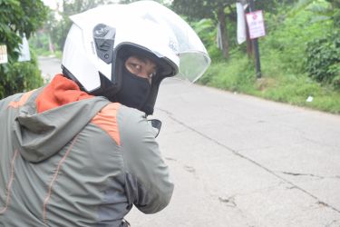 Sebelum mengendarai motor, sebaiknya tengok ke belakang dulu.(ist).