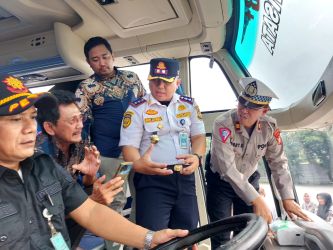 Dishub Tangselbersama dengan Polres Tangsel melakukan pengecekan kelayakan bus Pariwisata, di beberapa PO Bus Tangsel, Kamis (16/5).(dra)