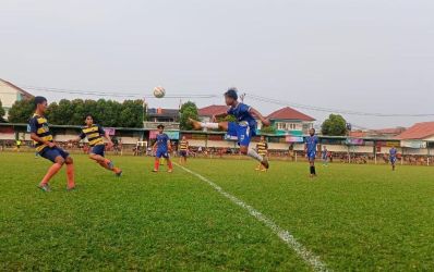 Pemain Obi United, Rifat terbang di udara melepaskan tendangan ketika dihadang dua pemain PBC.(ist).