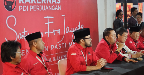 Ketua Tim Nasional Pilkada Adrian Napitupulu (kiri) saat konferensi pers. Foto : Ist