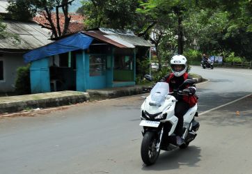 Berkendara naik motor harus diperhatikan berbagai hal.(ist).