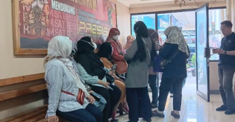 Ibu-ibu saat berada di Polres Depok. Foto : Ist