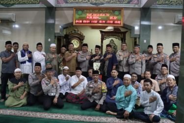 Pererat tali silaturrahmi dan lebih dekatkan personel Polri dengan masyarakat, Kapolres Tangsel AKBP Ibnu Bagus Santoso, mengadakan progam subuh berjamaah.