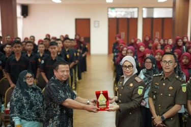 Kejaksaan Negeri (Kejari) Tangsel menerima kunjungan karyawisata (study tour) dari 100 siswa kelas 11 SMKN 1 Solok Sumatera Barat pada, Selasa (21/5).(dra)