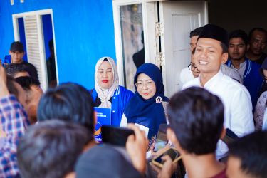 Iing-Dewi saat menyampaikan keterangan pers di Kantor DPD NasDem Pandeglang, Senin (7/5/2024).(ISTIMEWA)