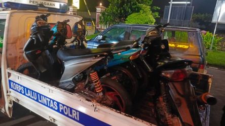 Polsek Pondok Aren amankan motor Ber knalpot brong, dan ada juga motor bodong.(dra)