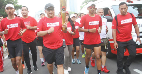 Sekjen PDIP Hasto Kristiyanto membawa obar. Foto : Ist