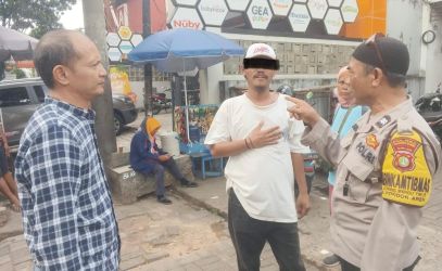 Polisi tindak juru parkir liar yang membuat kemacetan dan meresahkan warga di Bintaro.(dra)