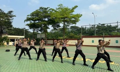 Satuan Samapta Polres Tangsel menjalani latihan borgol di halaman Mapolres, kemarin.(dra)