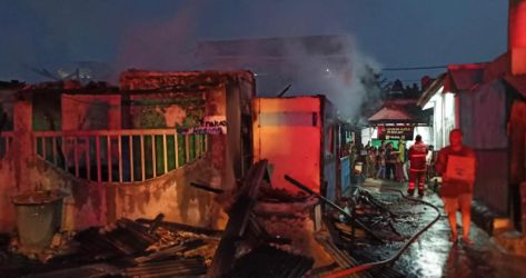 Sebuah rumah di wilayah Pondok Aren Kota Tangsel hangus terbakar karena korsleting listrik.(dra)