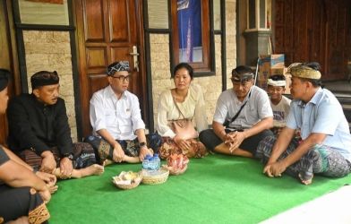 Menhub Budi Karya (baju putih) saat melayat ke rumah siswa STIP yang menginggal karena kekerasan fisik oleh seniornya. Foto : IG