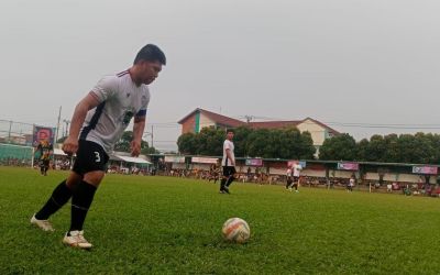 Kapten Golok Setan (GS) Ngablu, Dayat Arnold menggiring bola.(ist).