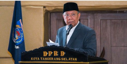 Walikota Tangsel Benyamin Davnie menyampaikan jawaban atas pandangan umum fraksi,dalam paripurna, Selasa (11/6).(dra)