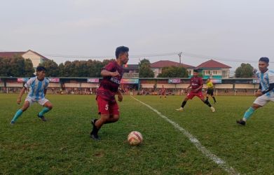 Pemain Callo FC berusaha menguasai bola melewati para pemain Bingunk FC.(ist).