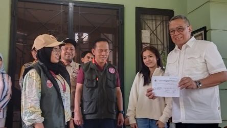 Walikota Tangsel Benyamin Davnie beserta anggota keluarga melakukan proses Coklit yang dilakukan petugas Pantarlih, Jumat (28/6).(dra)
