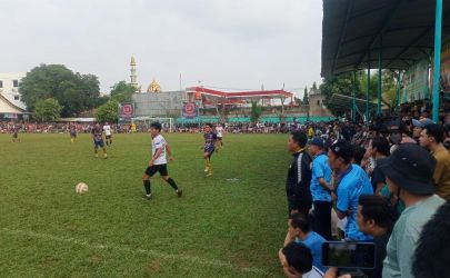 Para penonton membludak menyaksikan laga Denis vs GS Ngablu.(ist).