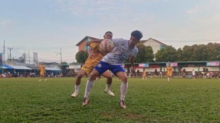 Penyerang Putra Selatan, Gilang (depan) ditempel ketat bek Sparta FC, Dwi.(ist).