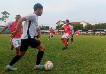 Penyerang GS Ngablu, Rafli Pante menggiring bola. Rafli Pante mencetak gol pembuka kemenangan GS Ngablu atas Repaja.(ist).