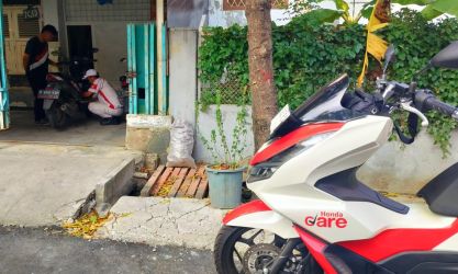 Mekanik Honda Customer Care sedang memperbaiki motor konsumen yang mogok.(ist).
