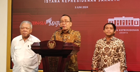 Mensesneg Pratikno saat menggelar konferensi pers di Istana. Foto : Ist