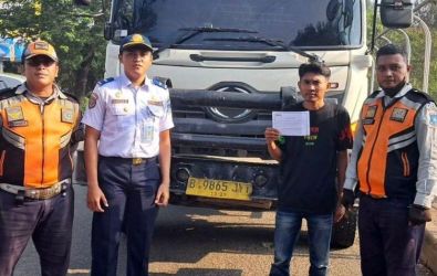 Dishub Tangsel saat melakukan giat penyekatan kendaraan truk yang beroperasi di luar jam yang telah ditentukan, Rabu (19/6).(dra)