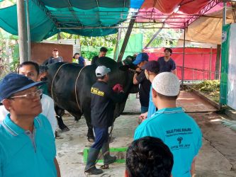 Masjid Ittihadul Muhajirin yang berlokasi di Perumahan Reni Jaya Pamulang, Tangerang Selatan (Tangsel) memulai pemotongan puluhan hewan kurban, Senin (17/6/2024). (tangselpos.id/rmn)