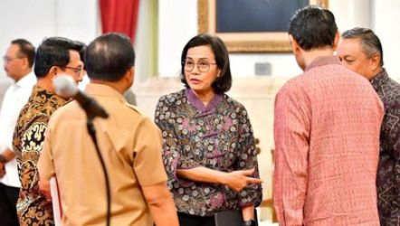 Menkeu Sri Mulyani bersama para Menteri sebelum Sidang Kaninet. Foto : Ist