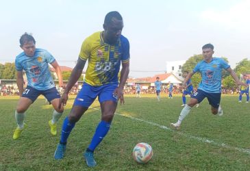 Pemain Porgam BBP, Efandi Herman Dzumafo (depan) dikawal dua pemain HBB Boy, Adam Alis dan I Nyoman Adi Parwa.(ist).
