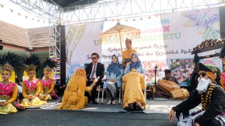 Upacara adat kesenian Degung meriahkan momen perpisahan siswa kelas VI UPTD SDN Setu di Lapangan SDN Setu, Setu, Tangerang Selatan (Tangsel), Kamis (20/6/2024). (tangselpos.id/lim)