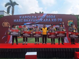 Pemberian penghargaan kepada beberapa instansi kepolisian yang berada di wilayah hukum Polda Metro Jaya.(dra)